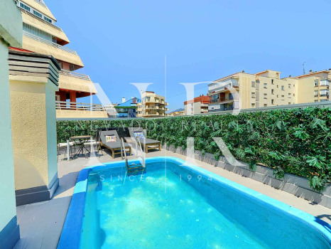 Penthouse in Marbella Centre in the Parque Marbella urbanisation with private pool for sale