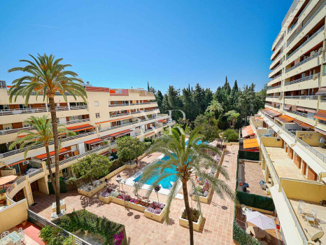 Penthouse for sale in central Marbella, in the Parque Marbella residential complex, with a private swimming pool