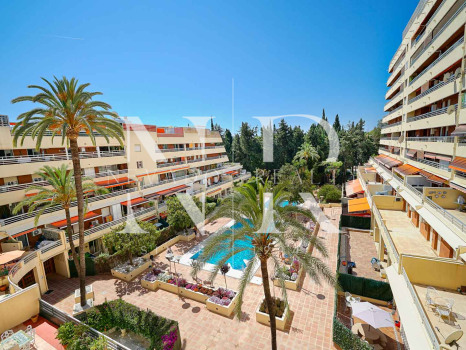 Penthouse in Marbella Centre in the Parque Marbella urbanisation with private pool for sale