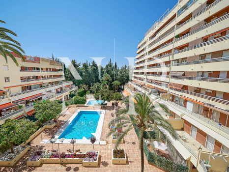 Penthouse in Marbella Centre in the Parque Marbella urbanisation with private pool for sale