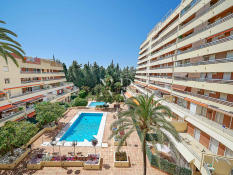 Penthouse for sale in central Marbella, in the Parque Marbella residential complex, with a private swimming pool