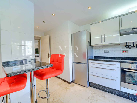 Penthouse for sale in central Marbella, in the Parque Marbella residential complex, with a private swimming pool
