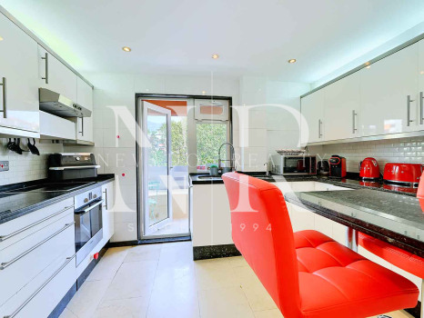 Penthouse in Marbella Centre in the Parque Marbella urbanisation with private pool for sale