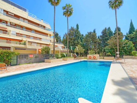 Penthouse for sale in central Marbella, in the Parque Marbella residential complex, with a private swimming pool