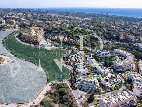 Ático en Elviria con solárium y piscina privada en venta