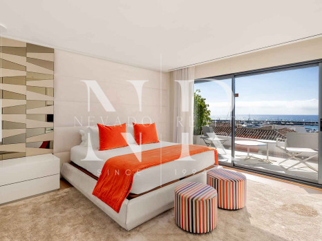 Penthouse in Puerto Banús with panoramic sea views for sale