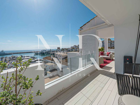 Penthouse in Puerto Banús with panoramic sea views for sale