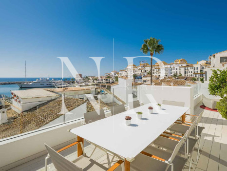Penthouse in Puerto Banús with panoramic sea views for sale