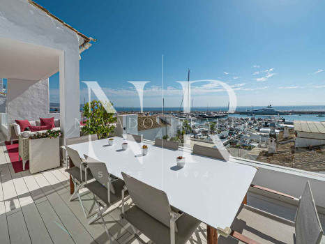 Penthouse in Puerto Banús with panoramic sea views for sale
