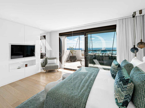 Penthouse in Puerto Banús with panoramic sea views for sale