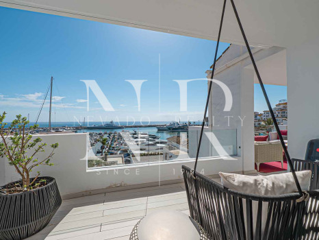 Penthouse in Puerto Banús with panoramic sea views for sale