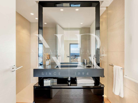 Penthouse in Puerto Banús with panoramic sea views for sale