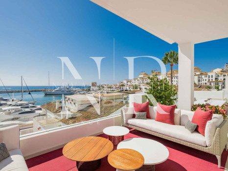 Penthouse in Puerto Banús with panoramic sea views for sale