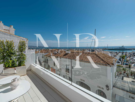 Penthouse in Puerto Banús with panoramic sea views for sale