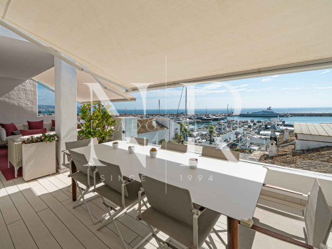 Penthouse in Puerto Banús with panoramic sea views for sale