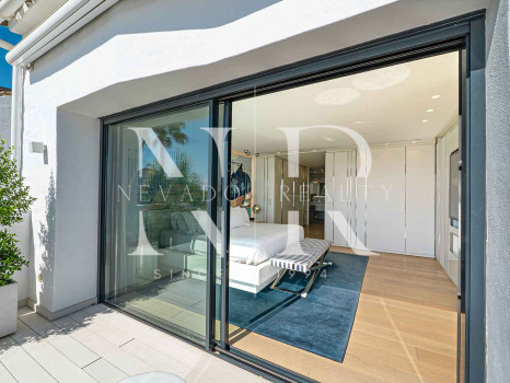 Penthouse in Puerto Banús with panoramic sea views for sale