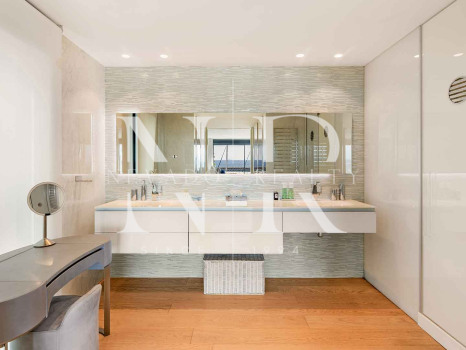 Penthouse in Puerto Banús with panoramic sea views for sale