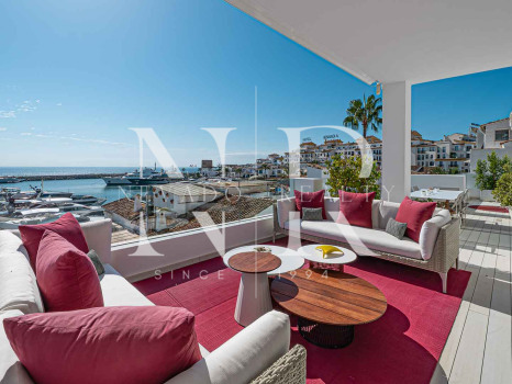 Penthouse in Puerto Banús with panoramic sea views for sale
