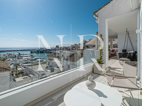 Penthouse in Puerto Banús with panoramic sea views for sale