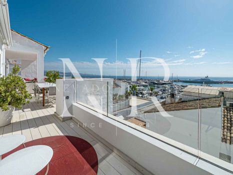 Penthouse in Puerto Banús with panoramic sea views for sale