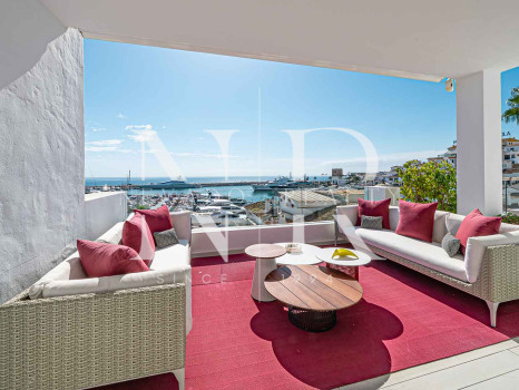 Penthouse in Puerto Banús with panoramic sea views for sale