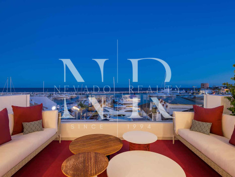 Penthouse in Puerto Banús with panoramic sea views for sale