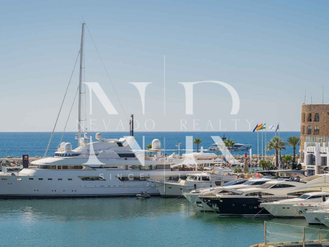 Penthouse in Puerto Banús with panoramic sea views for sale