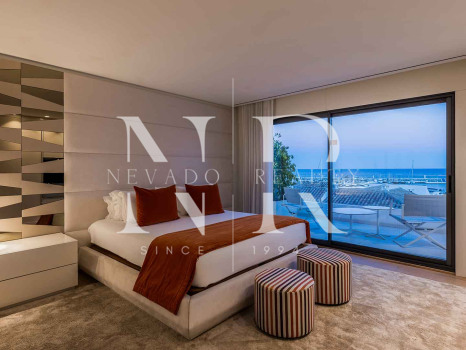 Penthouse in Puerto Banús with panoramic sea views for sale