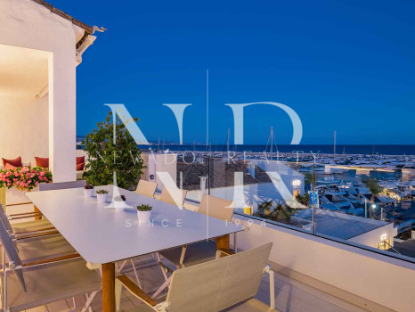 Penthouse in Puerto Banús with panoramic sea views for sale