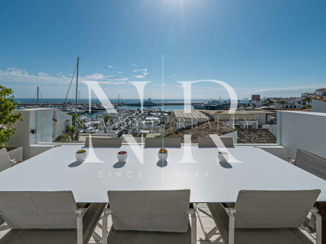 Penthouse in Puerto Banús with panoramic sea views for sale