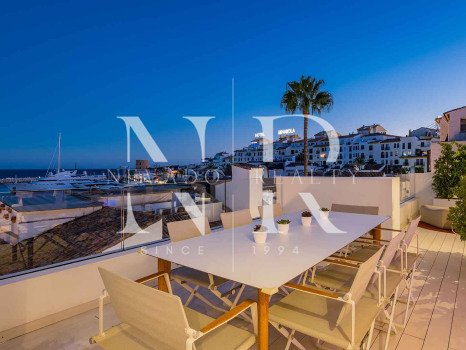 Penthouse in Puerto Banús with panoramic sea views for sale
