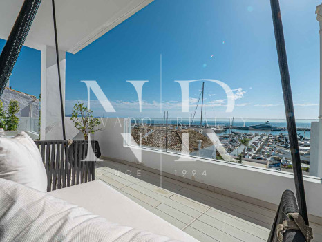 Penthouse in Puerto Banús with panoramic sea views for sale