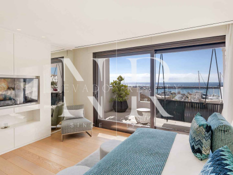Penthouse in Puerto Banús with panoramic sea views for sale