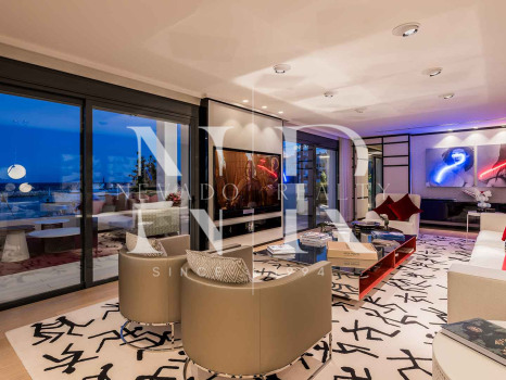 Penthouse in Puerto Banús with panoramic sea views for sale
