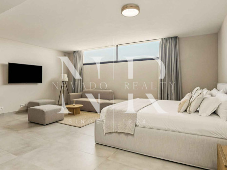 Townhouse in Benahavís with panoramic sea views for sale