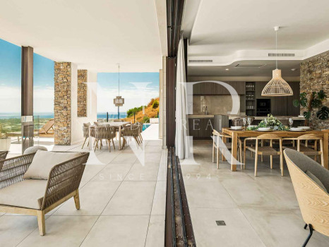 Townhouse in Benahavís with panoramic sea views for sale