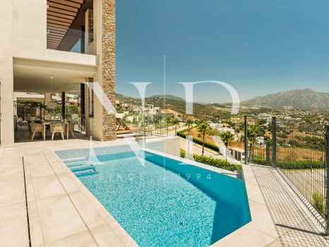 Townhouse in Benahavís with panoramic sea views for sale