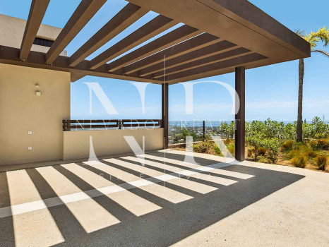 Townhouse in Benahavís with panoramic sea views for sale