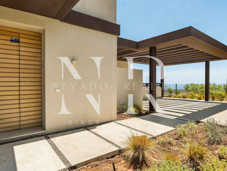 Townhouse in Benahavís with panoramic sea views for sale