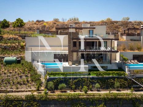Townhouse in Benahavís with panoramic sea views for sale