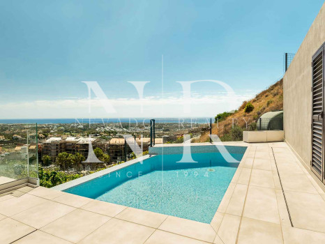Townhouse in Benahavís with panoramic sea views for sale