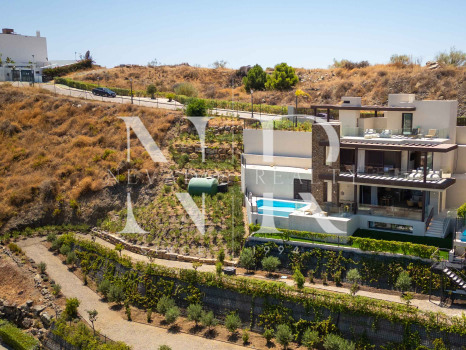 Townhouse in Benahavís with panoramic sea views for sale
