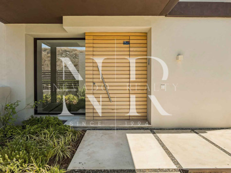 Townhouse in Benahavís with panoramic sea views for sale