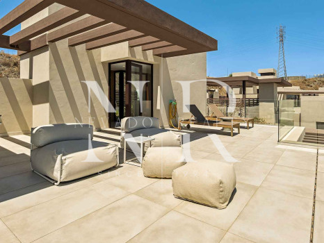 Townhouse in Benahavís with panoramic sea views for sale