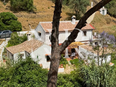 Finca en Casares con autosuficiencia energética en venta