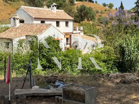 Finca en Casares con autosuficiencia energética en venta