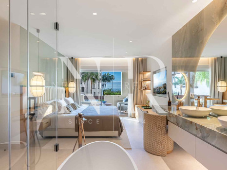 Apartamento en Bahía del Velerín Estepona en primera línea de playa en venta