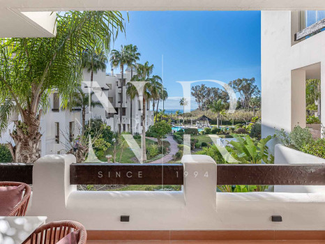 Apartamento en Bahía del Velerín Estepona en primera línea de playa en venta