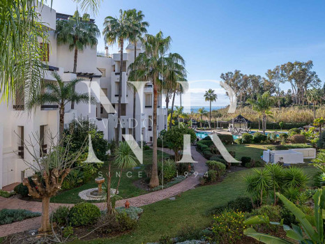 Apartamento en Bahía del Velerín Estepona en primera línea de playa en venta