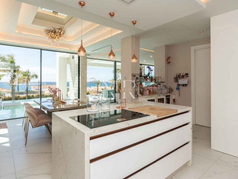 Villa avec vue panoramique sur la mer à El Chaparral à vendre.